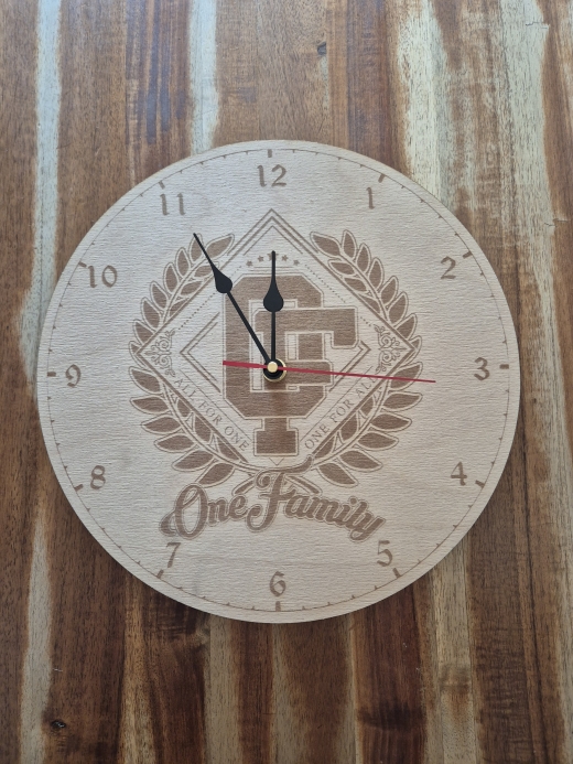 One Family - Holzuhr