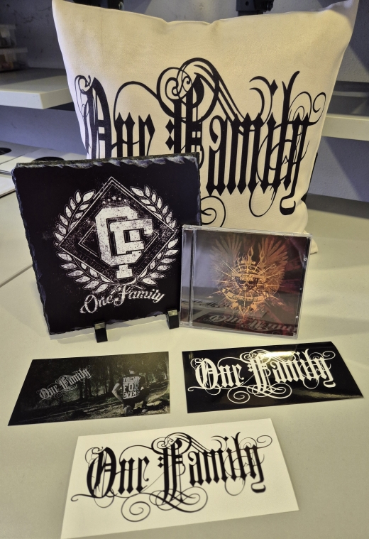 One Family - Schiefertafel + CD + Aufkleber